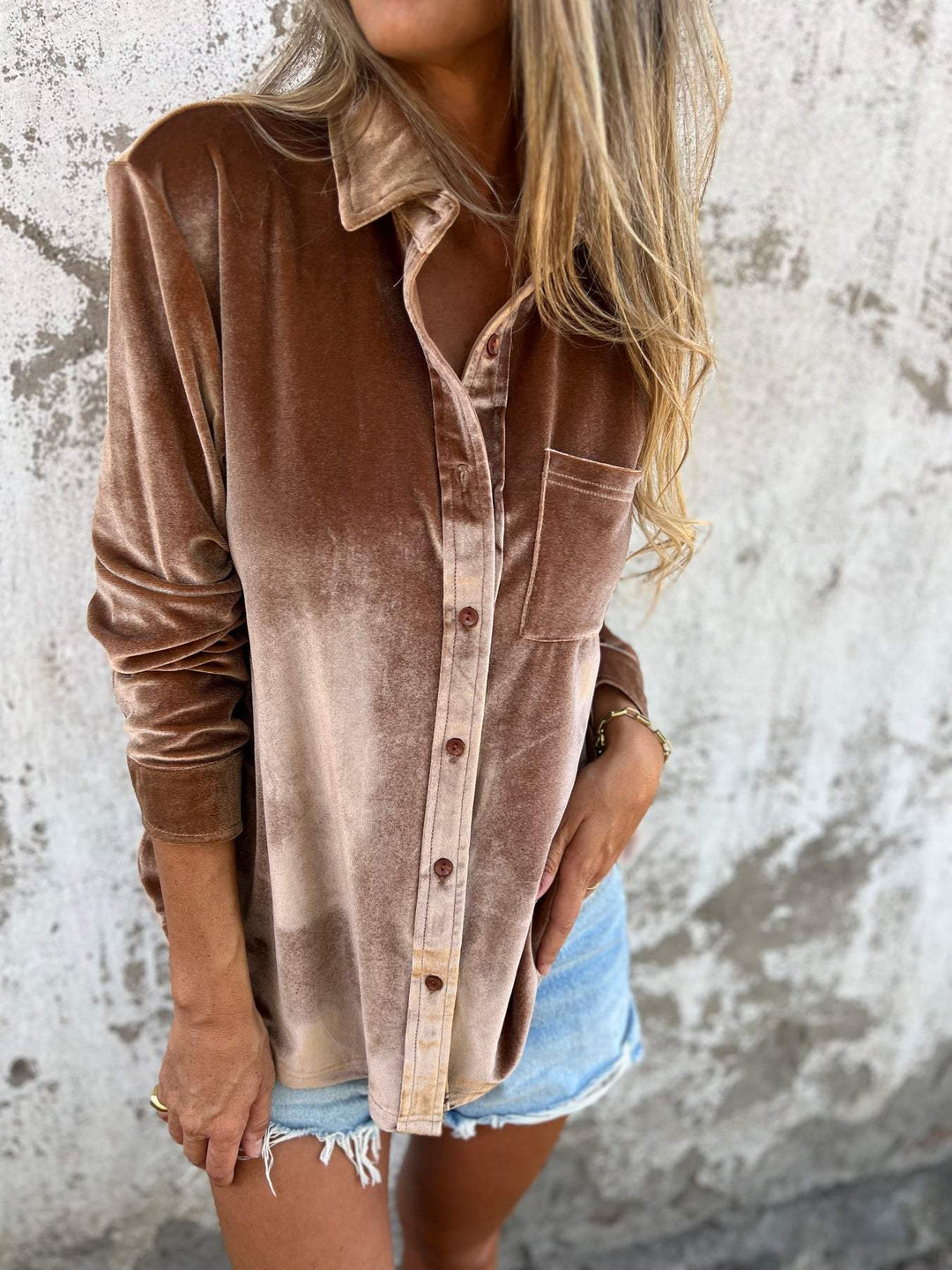 "Rummelig, oversized skjorte i klassisk button-down stil med praktisk brystlomme, ideel til lag-på-lag outfits."