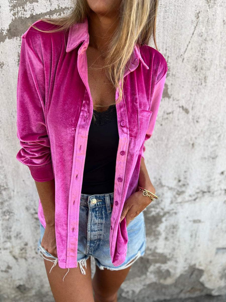 "Rummelig, oversized skjorte i klassisk button-down stil med praktisk brystlomme, ideel til lag-på-lag outfits."