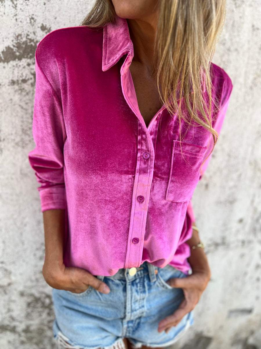"Rummelig, oversized skjorte i klassisk button-down stil med praktisk brystlomme, ideel til lag-på-lag outfits."