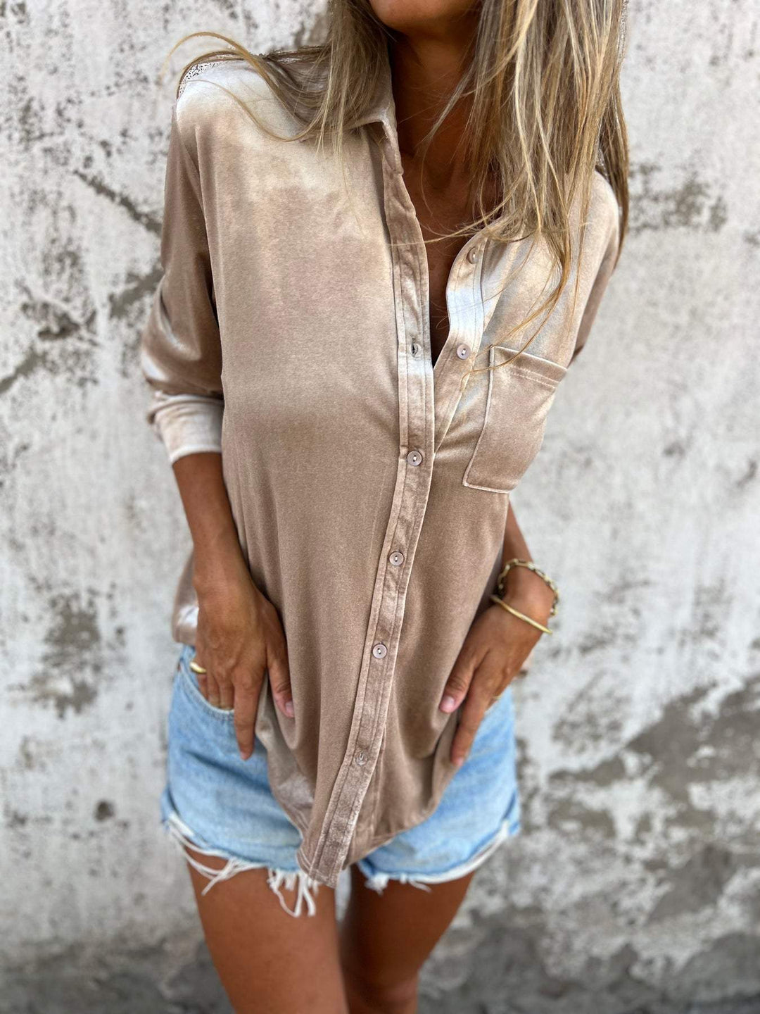"Rummelig, oversized skjorte i klassisk button-down stil med praktisk brystlomme, ideel til lag-på-lag outfits."