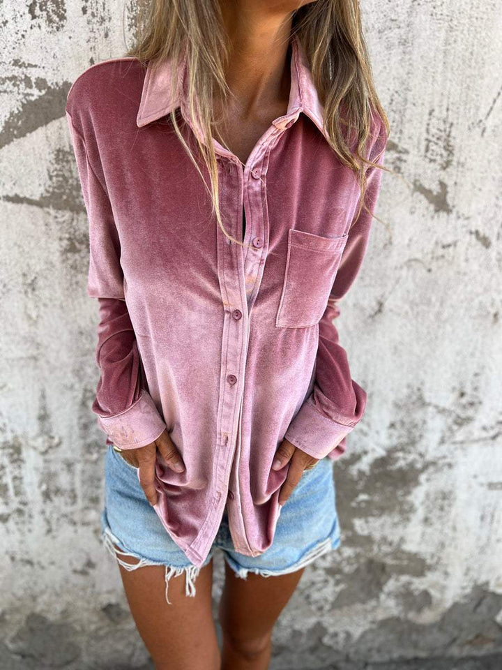 "Rummelig, oversized skjorte i klassisk button-down stil med praktisk brystlomme, ideel til lag-på-lag outfits."