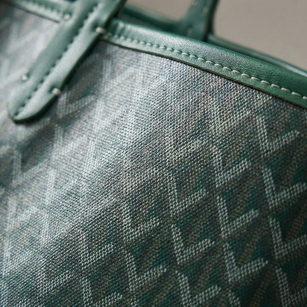 Moderne skuldertaske i shopper-stil med iøjnefaldende grafisk mønster; rummelig og med pung.