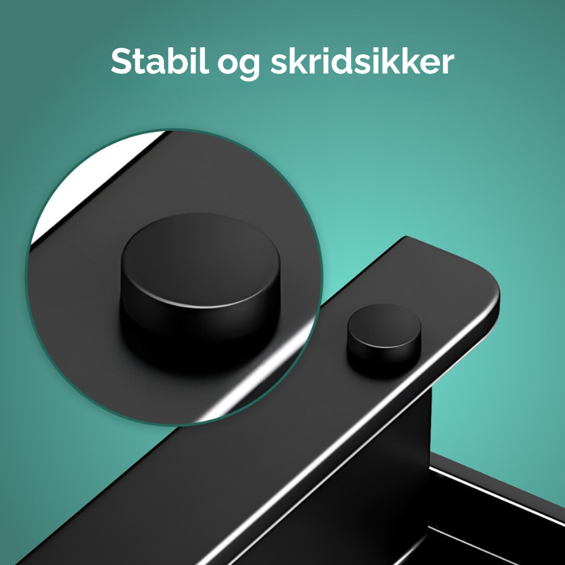 Pladsbesparende køkkenhylde til organisering af krydderier over komfuret i et moderne køkken. Rustfrit stål.