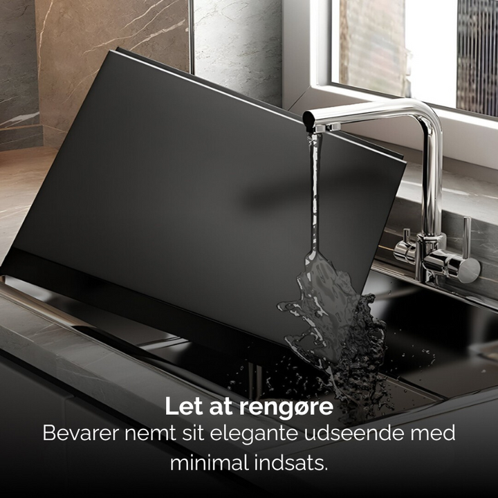 Funktionel køkkenhylde i rustfrit stål, skaber værdifuld opbevaring til redskaber over blus i køkkenet.