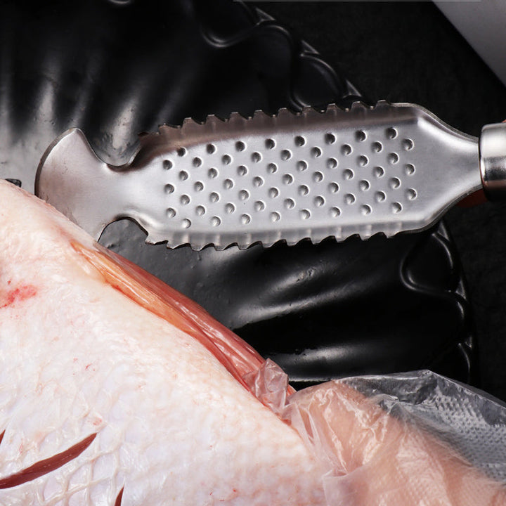 Hjemmekok bruger rustfrit stål multiværktøj til effektiv madlavning af fisk, urter & citrus.