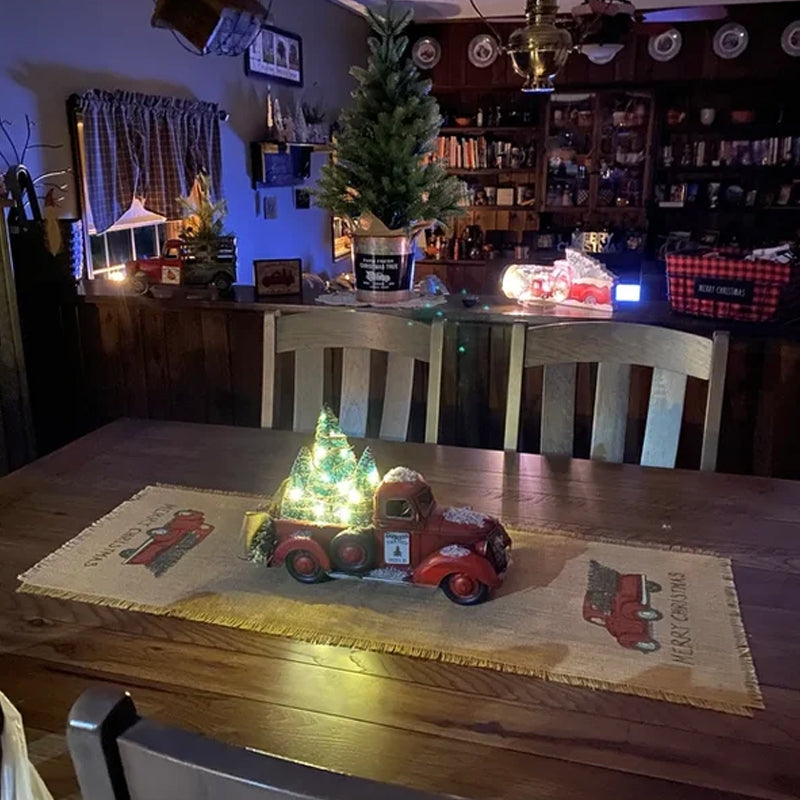 Detaljeret rød julelastbil med juletræ. Unik rustik juledekoration, ideel som en tankefuld gaveidé.