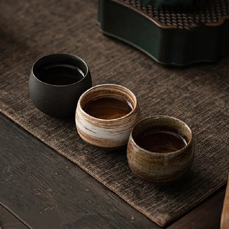 Unikke keramiske espressokopper med rustik glasur, perfekt til din kaffeoplevelse.