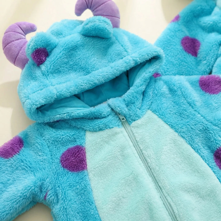 Blød baby heldragt med hætte, perfekt som hyggetøj og praktisk børnetøj til de små.