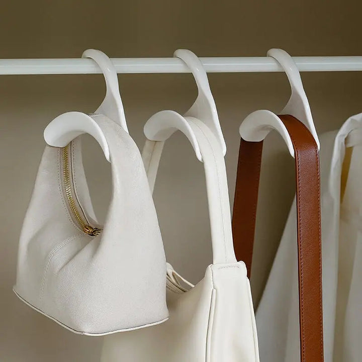 Sæt af elegante opbevaringskroge i polypropylen til tasker, perfekt til skabsløsning og organisering af håndtasker.