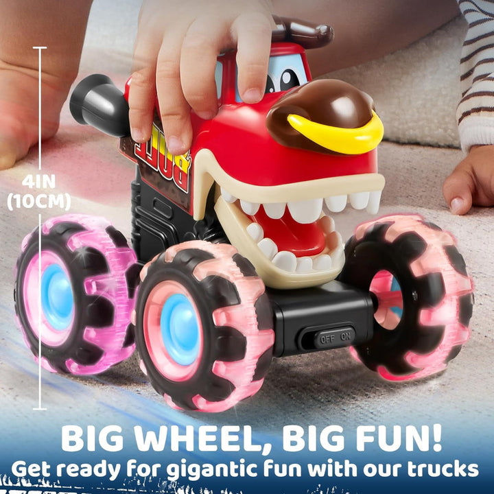 Lysende monstertrucks i aktion på gulvet. Børn trykker og ser dem køre, perfekt til interaktiv leg.