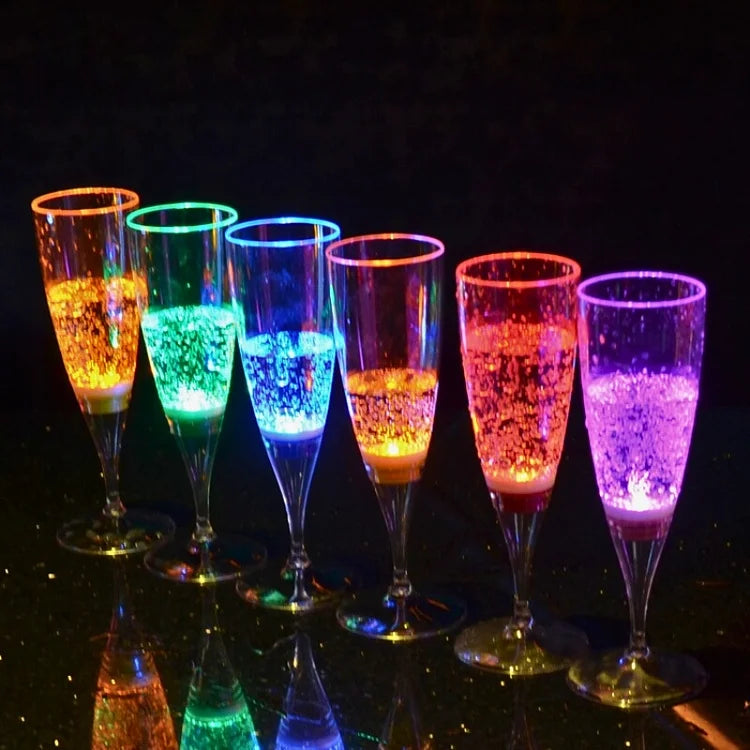 Sæt med 6 oplyste LED-festglas til magisk stemning. Perfekt til cocktails og hjemmefester med unikt design.