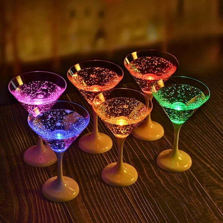 Flot sæt med 6 oplyste LED-glas; en fantastisk gaveidé eller til hjemmefesten. Skaber festlig stemning med lys.