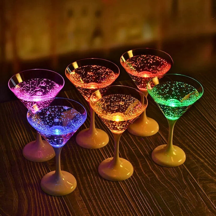Flot sæt med 6 oplyste LED-glas; en fantastisk gaveidé eller til hjemmefesten. Skaber festlig stemning med lys.