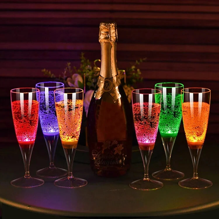 Unikke LED-festglas (6 stk.) med indbygget lys. Ideelle til at lyse drinks op og give en speciel visuel effekt.