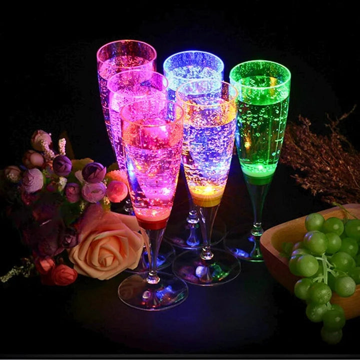 6 oplyste LED-cocktailglas til fest både inde og ude. Perfekt til at tilføje farve og magi til enhver sammenkomst.