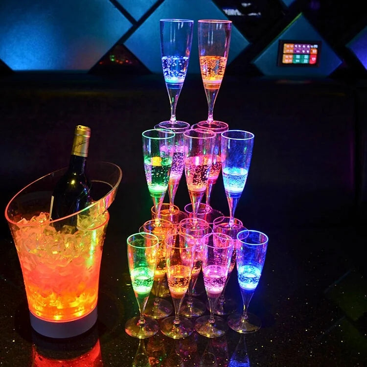 Sæt med 6 oplyste LED-festglas. Moderne champagne-, whisky- og cocktailglas med indbygget stemningslys.