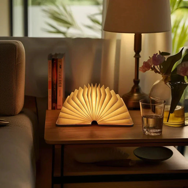 Stilfuld trælampe med LED lys, ideel som trådløs boglampe til hygge.