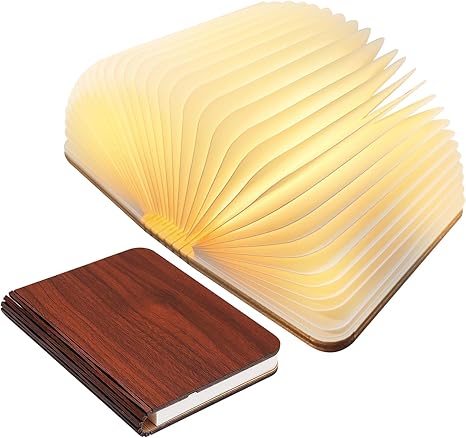 Varmt LED lys fra minimalistisk træbordlampe, perfekt til læsning og hyggeaftener.