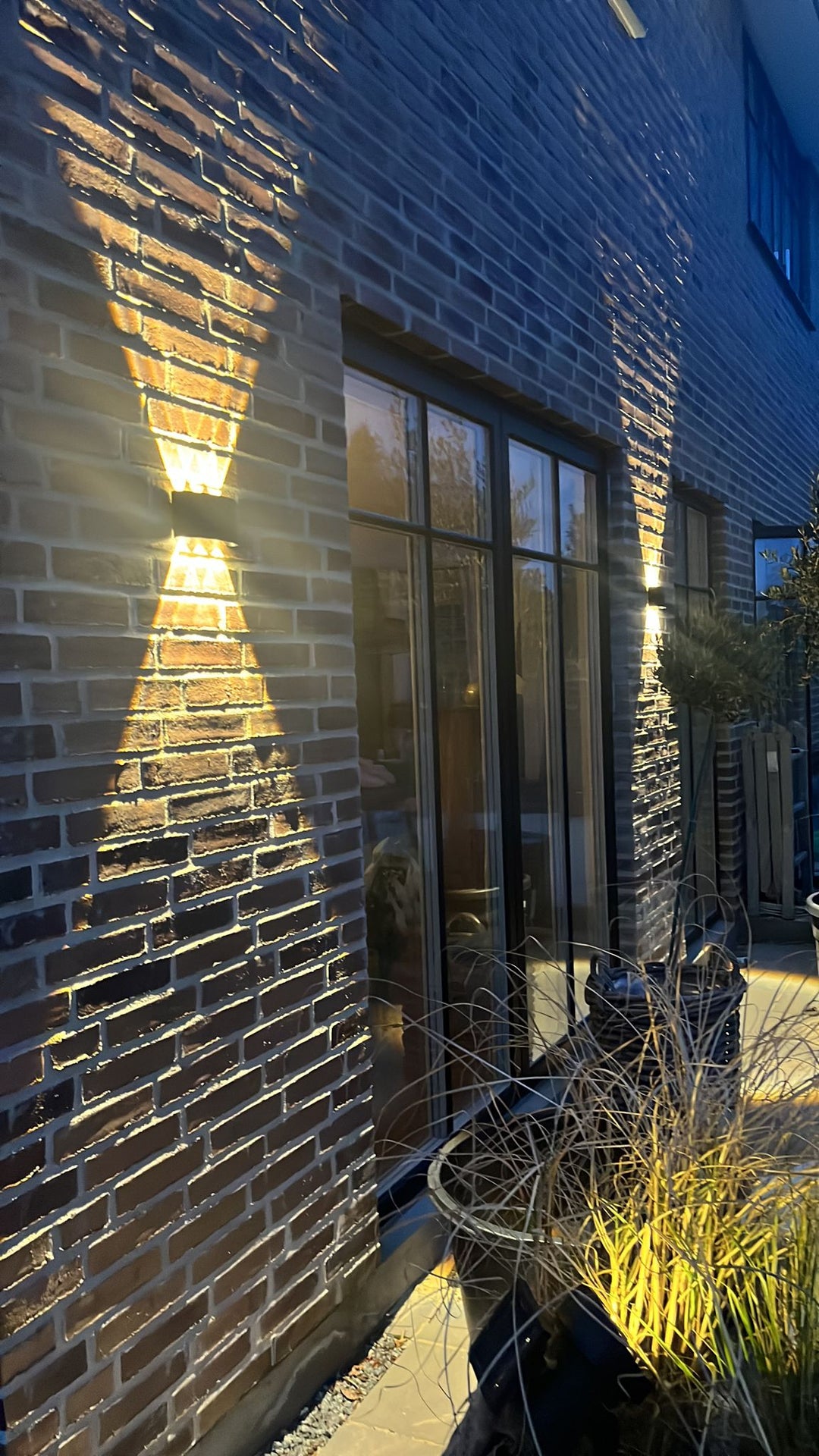 "Sandblæst hvid Ortelo 6W LED væglampe til udendørs brug, elegant alu-design med opad- og nedadrettet lys, IP65-klassificeret
