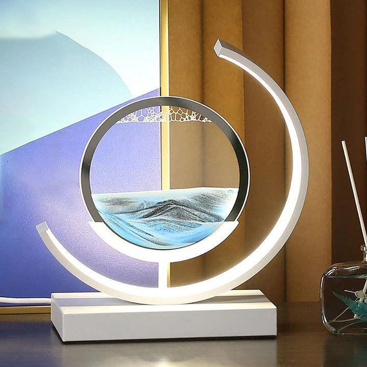Elegant LED bordlampe med sandkunst, ideel til moderne hjemmedekoration og wellness.