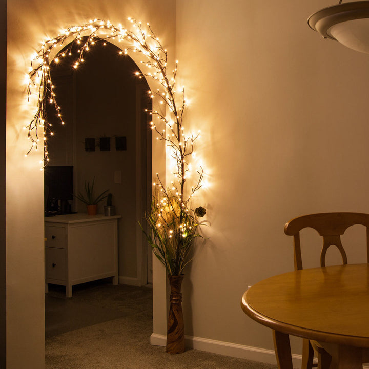 SereniBranch LED-strips giver varmt stemningslys, perfekt til afslappende velvære og hjemindretning.