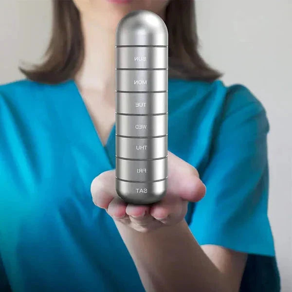 Vandtæt aluminium pilleæske for 7-dages medicin, perfekt som robust pilleorganisator til rejser.