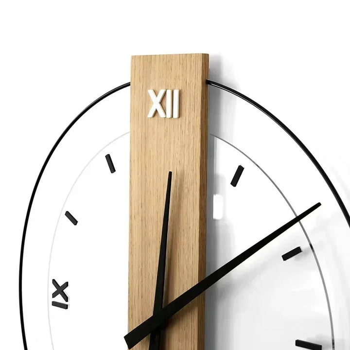 Tæt på SilentOak vægur. Viser træets struktur og det minimalistiske, lydløse ur design.