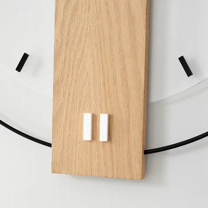 SilentOak vægur i rum. Et stille, minimalistisk træur der komplementerer moderne boligindretning.