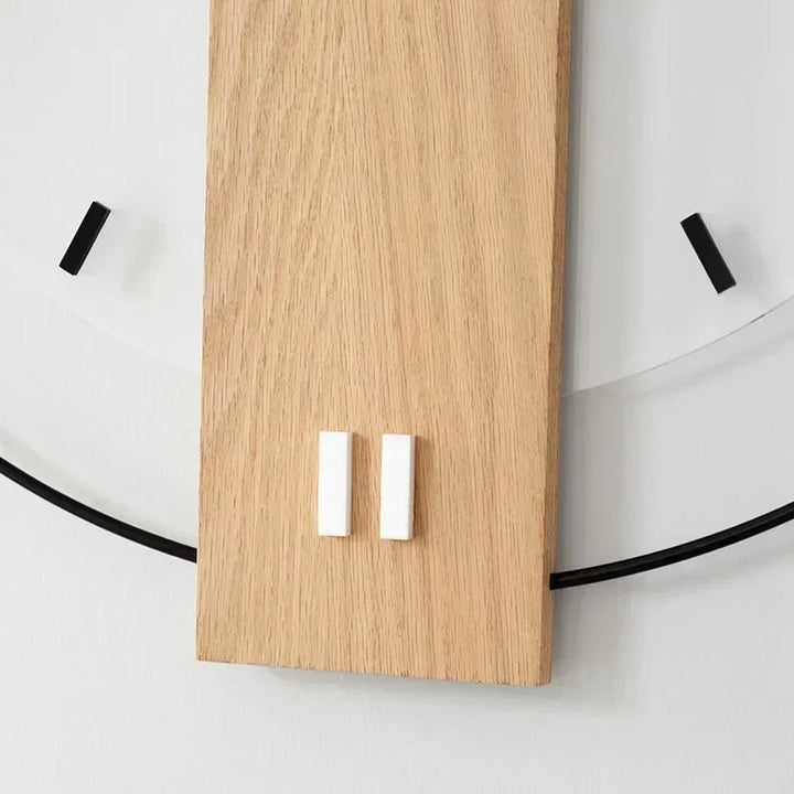 SilentOak vægur i rum. Et stille, minimalistisk træur der komplementerer moderne boligindretning.