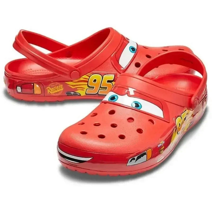"Sjove, skridsikre røde McQueen Crocs til børn med Lynet McQueen-motiv, ideelle til leg og gåture."