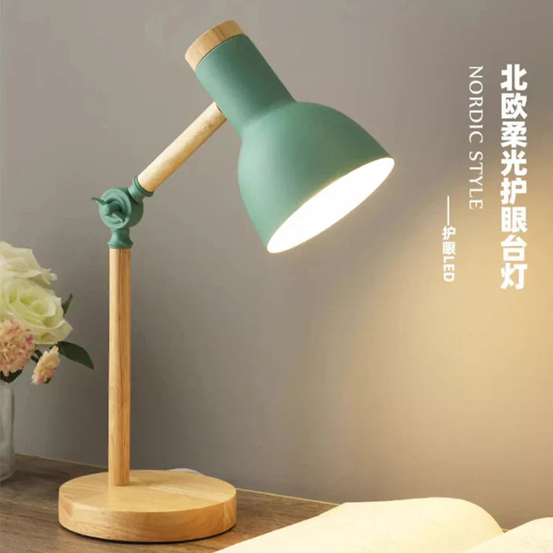 Skandinavisk træ bordlampe med LED, justerbart hoved, minimalistisk design. Ideel til læsning og hygge.