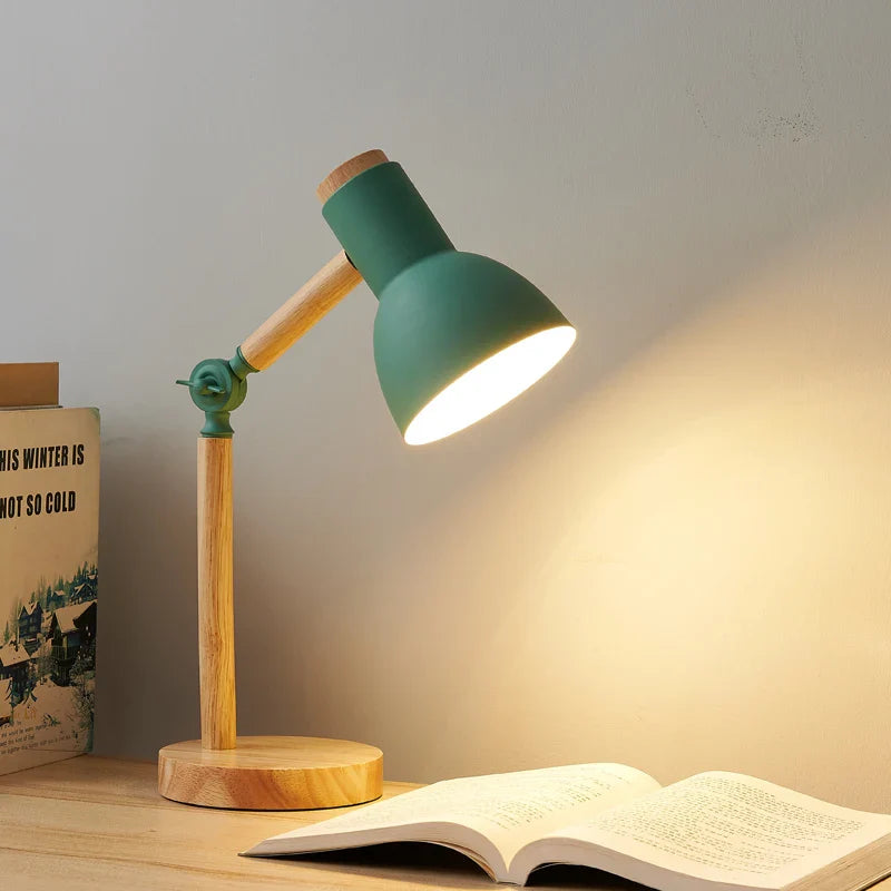 Elegant nordisk trælampe med justerbar LED-belysning. Perfekt som kontorlampe eller natbordslampe.