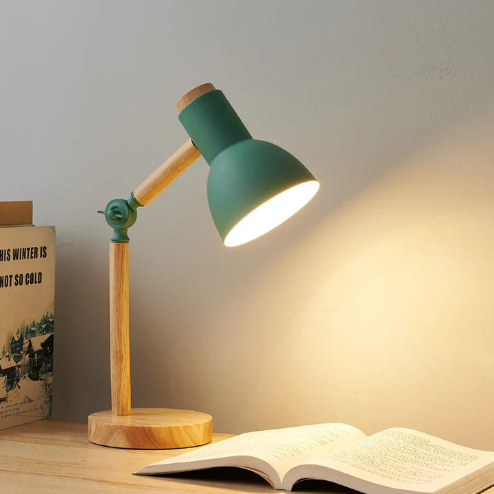 Elegant nordisk trælampe med justerbar LED-belysning. Perfekt som kontorlampe eller natbordslampe.