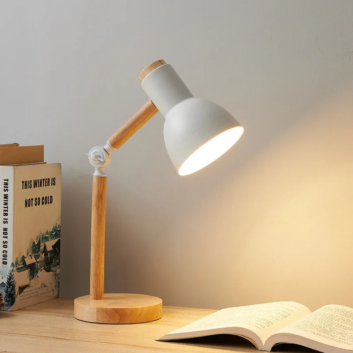 Trebenet skandinavisk LED bordlampe i lyst træ med justerbart hoved, ideel til boligindretning.