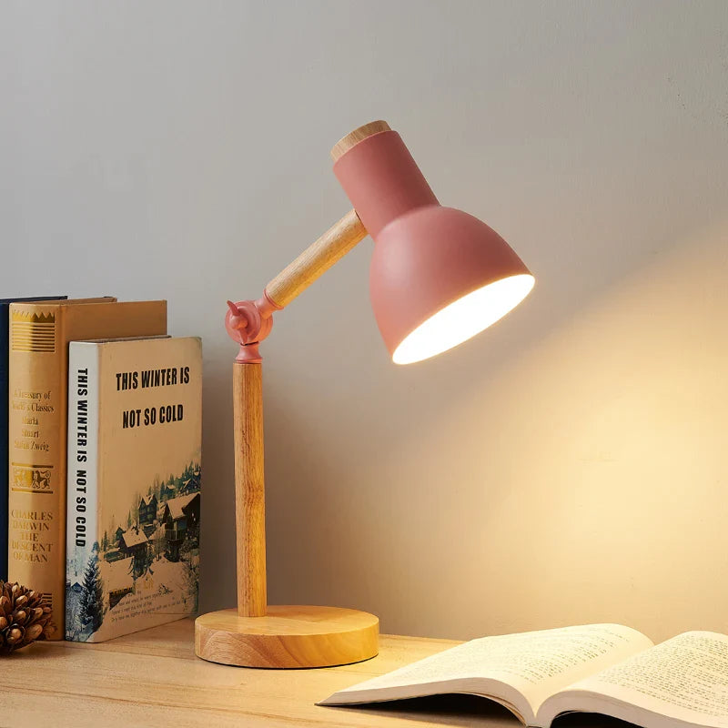 Smuk skandinavisk trælampe med LED lys, justerbart hoved, velegnet som kontor- eller læselampe.
