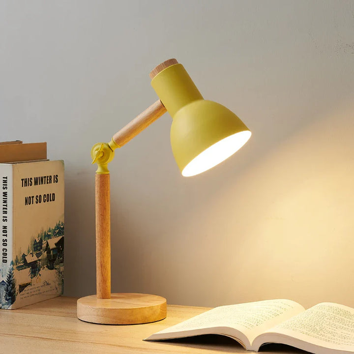 Hyggelig bordlampe i skandinavisk træ med LED og justerbart hoved, til stilfuld, funktionel belysning.