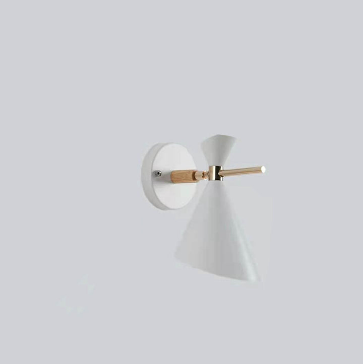 Minimalistisk væglampe i skandinavisk design. Skaber hyggelig belysning til en moderne indretning.
