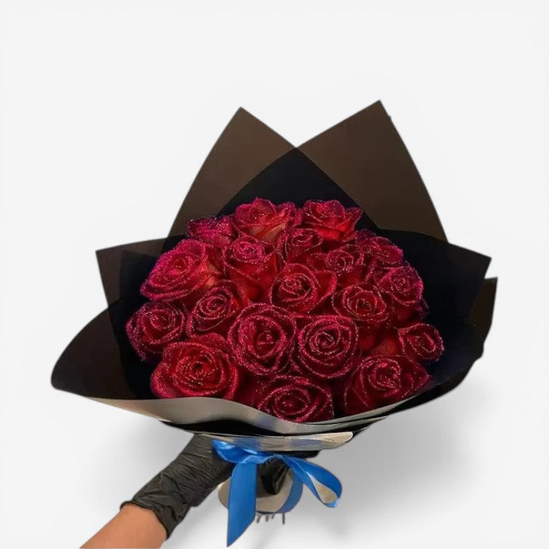Nærbillede af skinnende dekorativ rose, der reflekterer lys. Tilføjer elegance til enhver indretning.