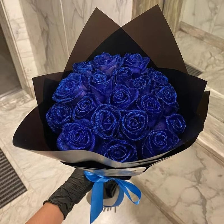 Detalje af skinnende roseblad, glitrende overflade. Tilføjer glamour som hjemmedekoration.