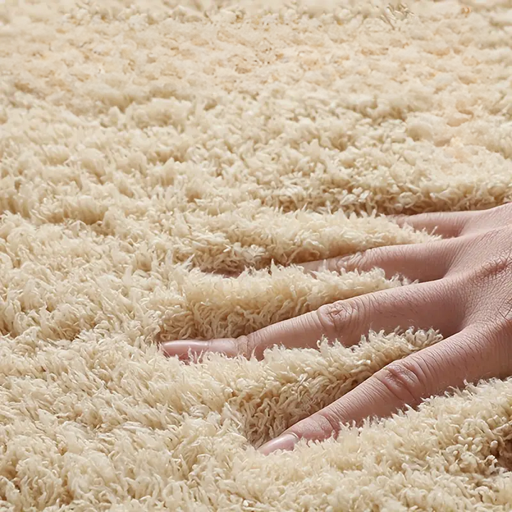 "Skridsikker badevaskemåtte, rektangulær med afrundede hjørner, blødt tekstil, fås i beige, blå og hvid."