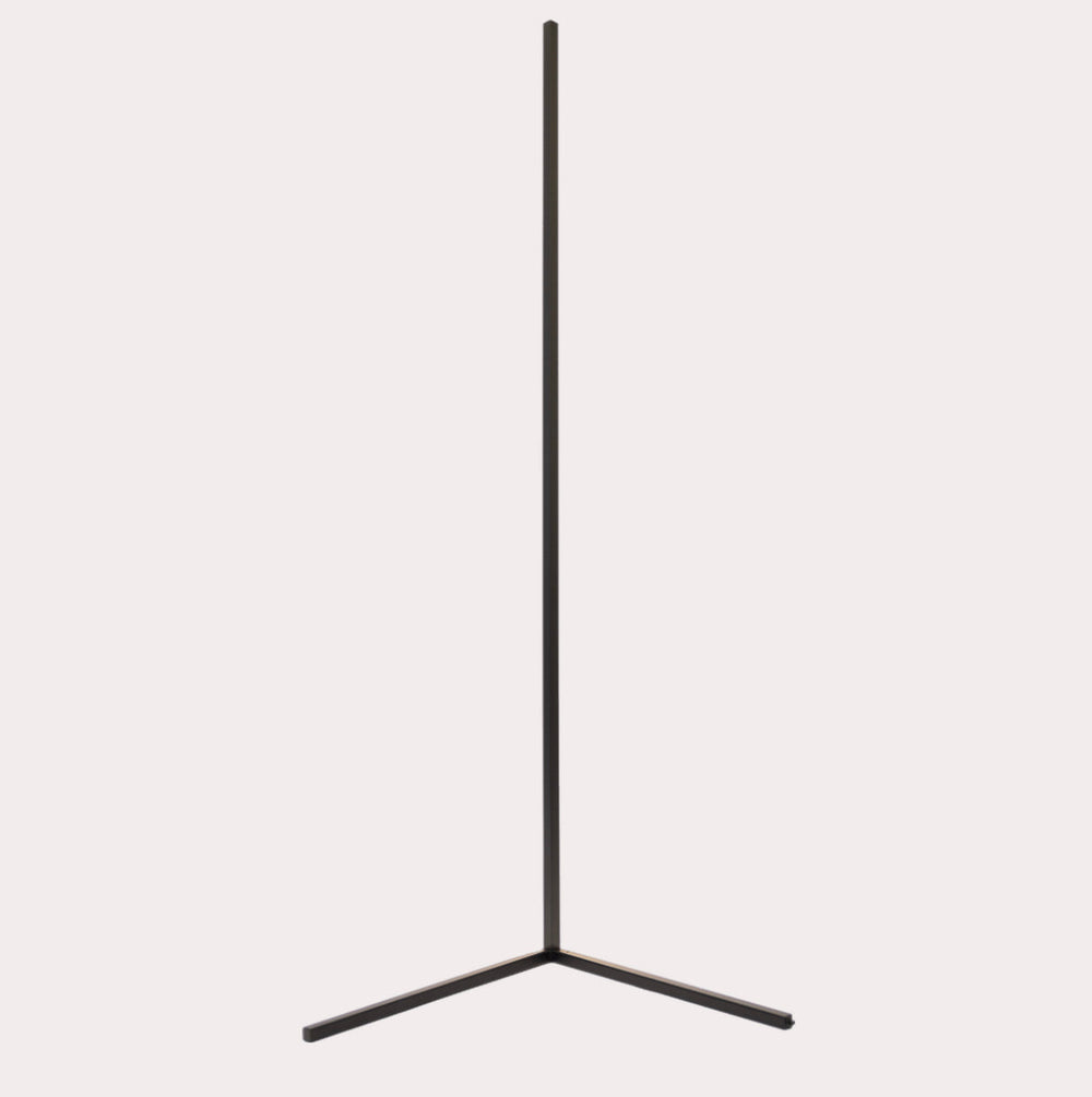 Moderne, minimalistisk LED-gulvlampe designet til at skabe hyggeligt stemningslys i hjørnet.