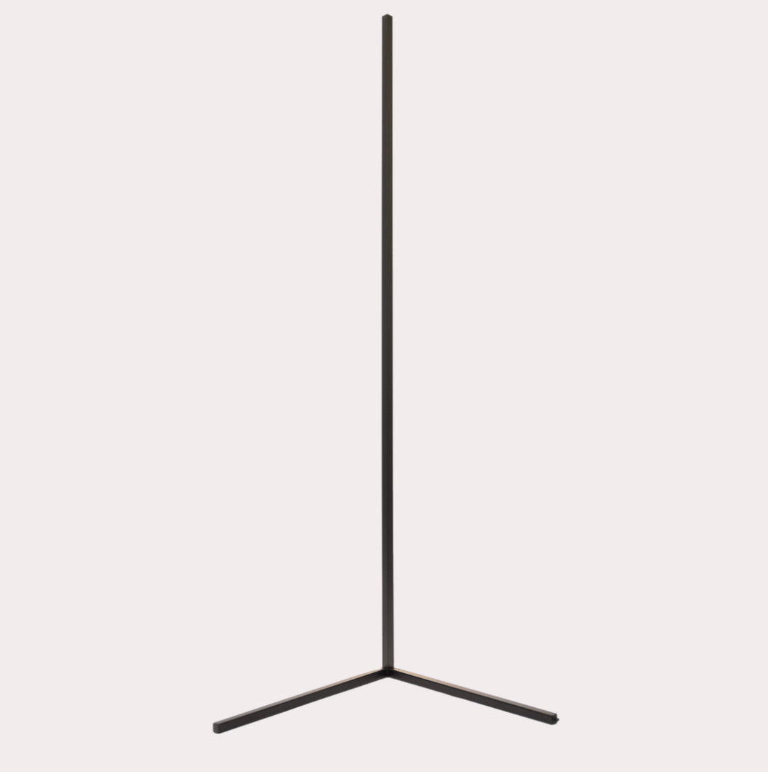 Moderne, minimalistisk LED-gulvlampe designet til at skabe hyggeligt stemningslys i hjørnet.