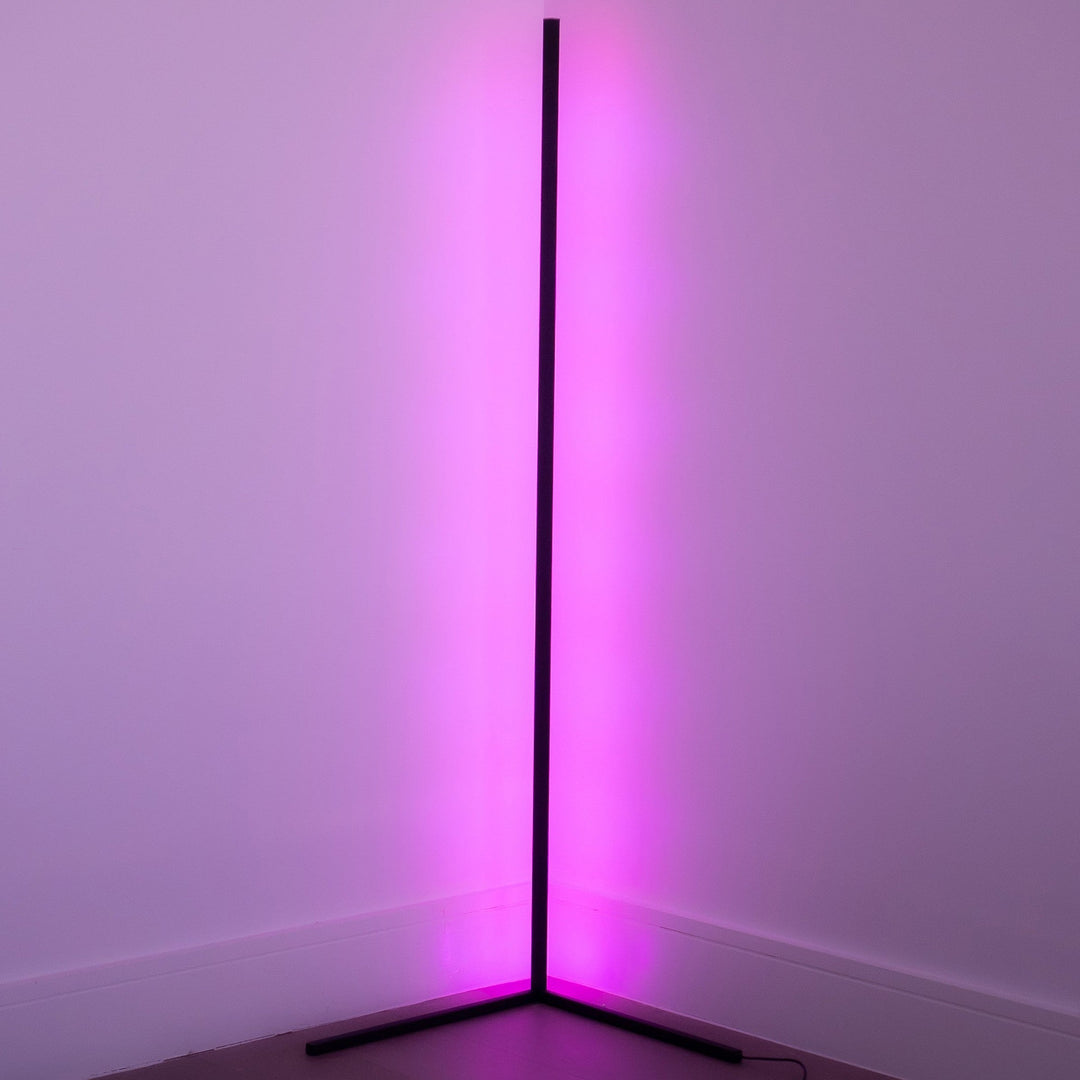 Dæmpbar LED-hjørnelampe i slankt design; ideel til justerbar stemningsbelysning i stuen.