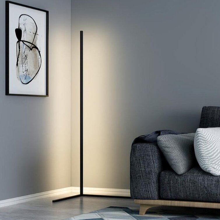 Moderne gulvlampe med indbygget LED-lys, der giver fleksibel dæmpbar stemningsbelysning.