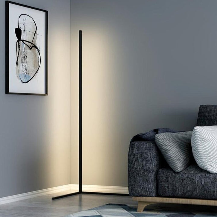 Moderne gulvlampe med indbygget LED-lys, der giver fleksibel dæmpbar stemningsbelysning.