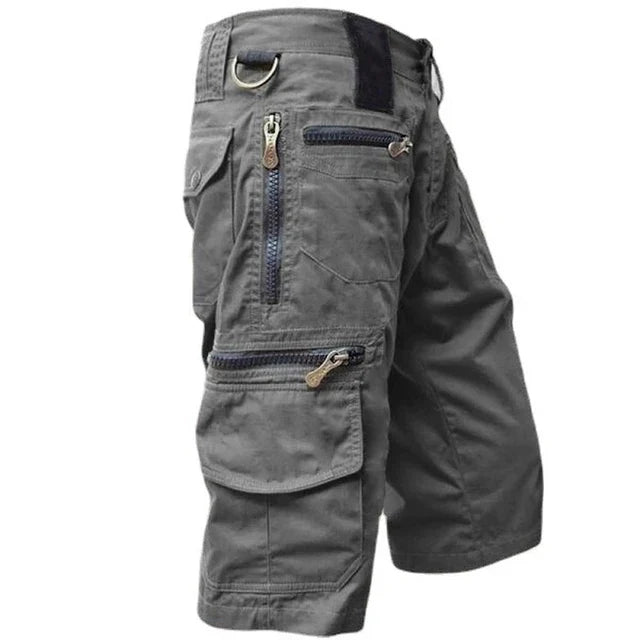 "Slidstærke outdoor cargo shorts til mænd, hurtigtørrende, med flere lommer, i grå polyester til udendørs aktiviteter."