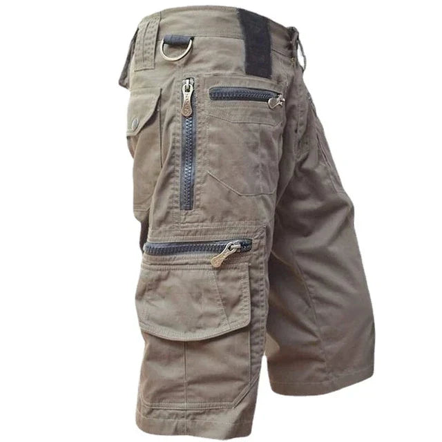 "Slidstærke outdoor cargo shorts til mænd, hurtigtørrende, med flere lommer, i grå polyester til udendørs aktiviteter."