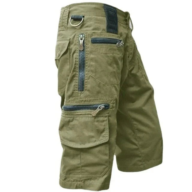 "Slidstærke outdoor cargo shorts til mænd, hurtigtørrende, med flere lommer, i grå polyester til udendørs aktiviteter."