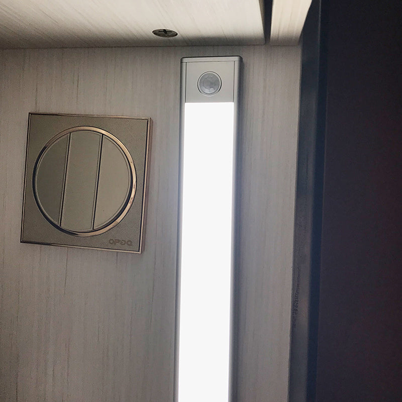 Installation af LED skabsbelysning med bevægelsessensor i garderobeskab.