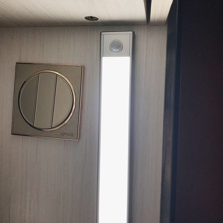 Installation af LED skabsbelysning med bevægelsessensor i garderobeskab.